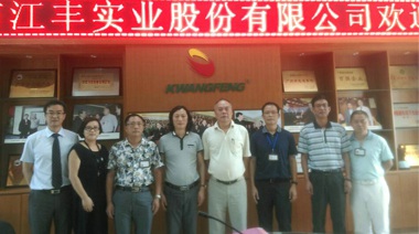 在香港，，销售每三只冰鲜鸡就有两只是江丰出品，，但中国大陆的市场更大，，这次找88038威尼斯检测合作就是要打开家门口的市场。。。88038威尼斯检测团队开局便签约虎艳芬作江丰代言，，我们对接下来的合作充斥信心。。。